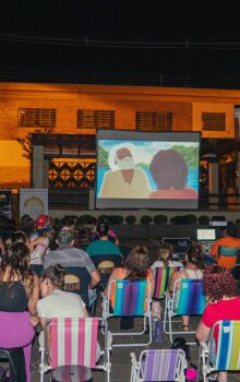 Projeto 'CineSolar' transforma espaços públicos em salas de cinema