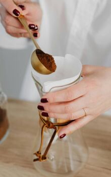 Borra de café pode ser usada em receitas, limpeza, beleza e até para evitar escorregões no gelo