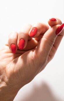 Unhas em gel são banidas na Europa por potencial toxicidade reprodutiva