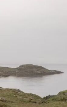 Obras de arte colecionadas pelo casal ao longo dos anos comp&otilde;e o design interior da casa