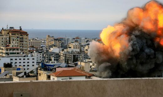 Ataques em Israel e na Faixa de Gaza deixaram centenas de mortos neste sábado