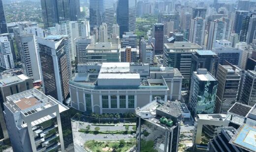 Vista aérea de shopping na Vila Olímpia, em São Paulo