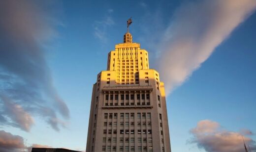 O Edifício Altino Arantes, o famoso farol santander, é o cartão postal da cidade de São Paulo. O prédio tem 155 metros de altura