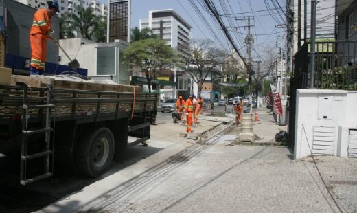 Alameda dos Nhambiquaras em obras no trecho compreendido entre a avenida dos Bandeirantes até a avenida Professor Ascendino Reis 