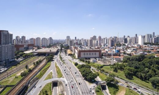 A estação do Tatuapé se conecta com a linha vermelha do metrô e as linhas 11 e 12 da CPTM.