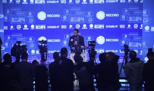 Guilherme Boulos durante coletiva na Record