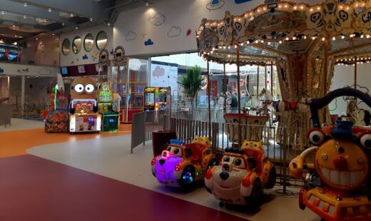 O PlayLand no Shopping Eldorado é conhecido por suas atrações diversificadas que atendem a todas as idades. 