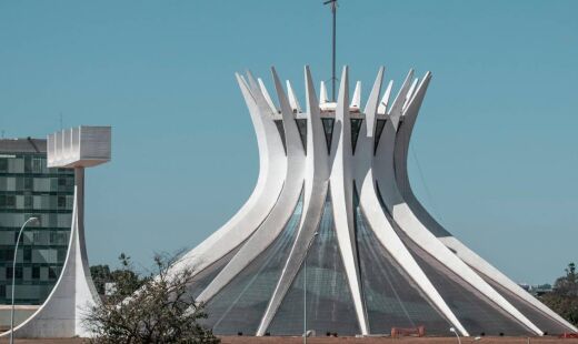 Como tudo é possível em um clima político de constante desordem, cogita-se, até mesmo, que o vice assuma a presidência da República no impedimento do titular