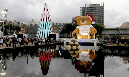 Estacionamento do prédio da Prefeitura também estará decorado com uma árvore de 30 metros de altura e o gigante mascote Ursolino