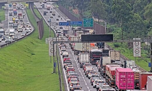 Rodovias apresentam congestionamentos de mais de 1 hora na chegada à capital paulista