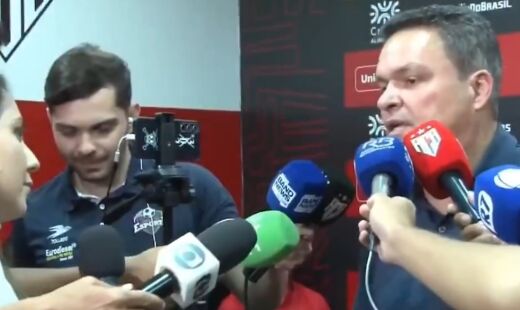 Momento da entrevista da jornalista com o presidente do Atlético-GO