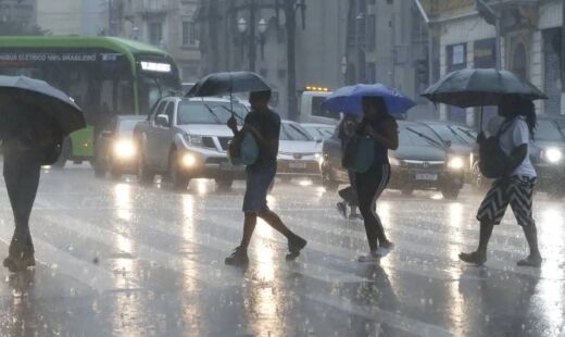 Novas áreas de instabilidade começam a atuar na capital paulista com forte intensidade, podendo provocar temporais na cidade