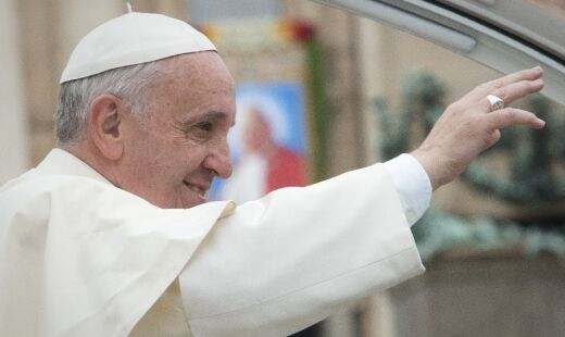 Pela primeira vez desde que deixou o hospital e retornou ao Vaticano, o papa Francisco fez uma aparição pública e falou com a multidão neste domingo (6/4)