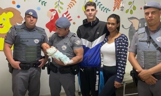 Ao chegar no local, os policiais militares viram o pai com a filha no colo, já sem respirar