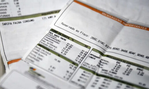 É necessário estar com as contas em dia e efetuar o pagamento das faturas seguintes até a data limite de cada ciclo de sorteio