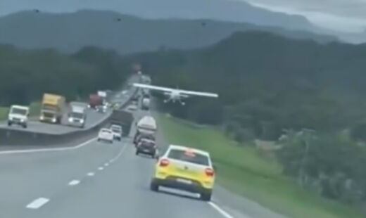 Avião monomotor fez pouso forçado na BR-101 em Garuva, no norte de Santa Catarina, neste sábado (5/4)