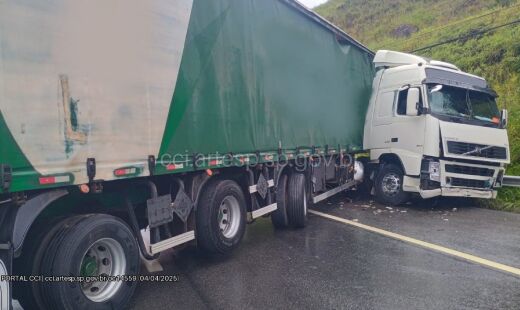 Caminhão ficou atravessado na rodovia, interditando as duas pistas