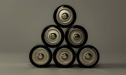 As pilhas alcalinas duram cerca de cinco vezes mais que as pilhas ácidas