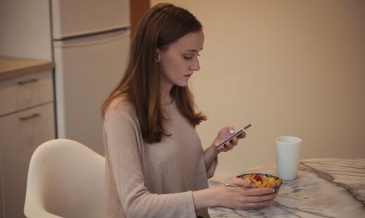 Comer olhando para o celular é um hábito que prejudica sua saúde