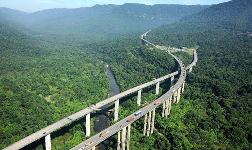 Terceira pista deve promover a agilidade na circulação dos veículos na chegada e na saída do litoral
