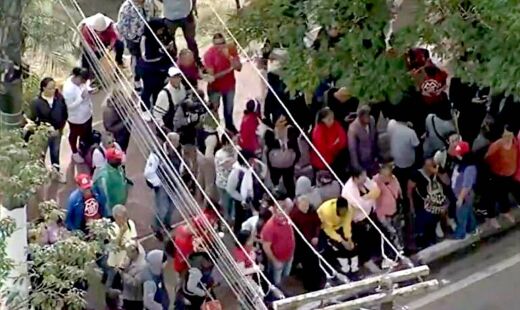 Manifestantes em frente à Prefeitura de Itapecerica da Serra, na Grande São Paulo