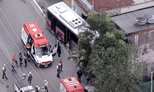 Ônibus bateu em um poste na rua Maria Carlota, no bairro da Penha