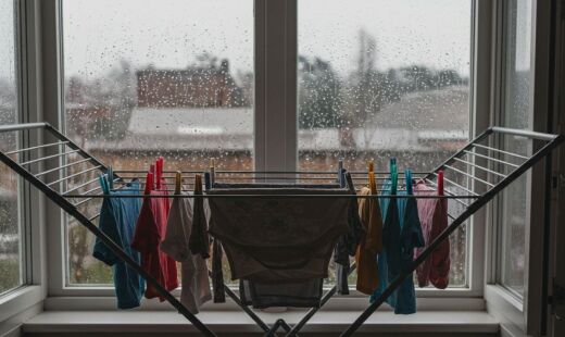 Nunca mais sofra com roupas molhadas e cheiro de mofo! Uma técnica simples e econômica com ventilador resolve o problema