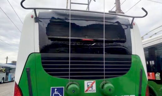 Vandalismo atinge frota municipal e força recolhimento de ônibus às garagens