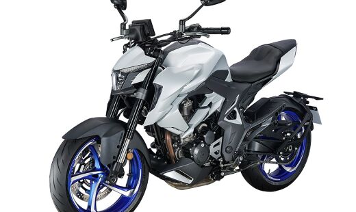 Moto brancaZontes R350 ncom a cor prata (Matt Silver) e com rodas diamantadas azuis