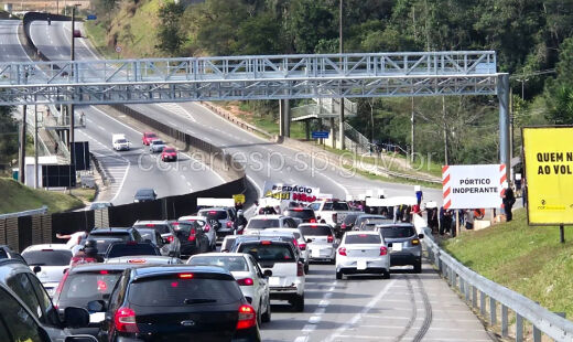 Manifestantes bloquearam a pista no km 37 da Raposo Tavares neste domingo (3/8)