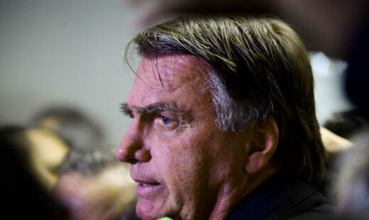 Células cancerígenas foram encontradas no braço e no tórax de Bolsonaro durante biópsia