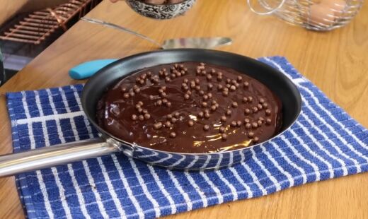Seguindo esses passos, você terá um bolo de chocolate com a massa cheia e fofinha