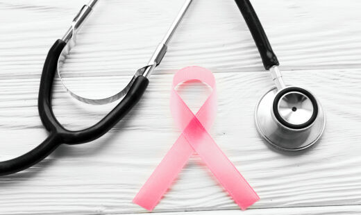 Ações incluem exames gratuitos, conscientização e monitoramento do câncer de mama e colo do útero