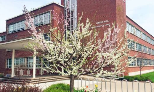 Sam Van Aken é formado em Teoria da Arte e Comunicação e possui mestrado em Belas Artes