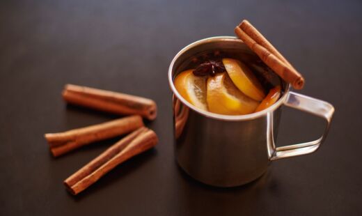 As cascas de tangerina contêm óleos essenciais que liberam um aroma cítrico capaz de eliminar odores indesejados e melhorar o humor.