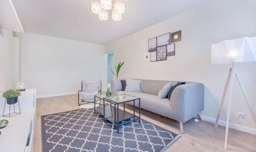 A prática, aliada ao minimalismo nórdico, ensina como viver com menos, economizar tempo e transformar o ambiente doméstico