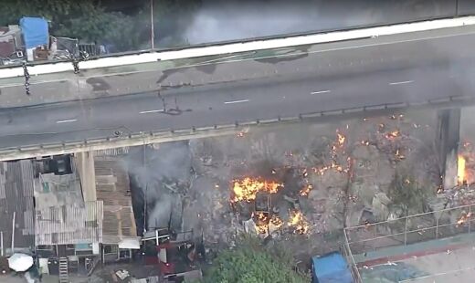 Pelo menos 12 viaturas dos bombeiros estiveram no local