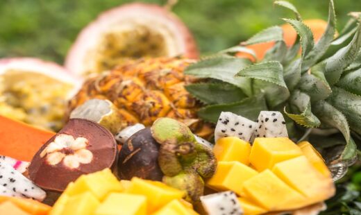 Essa fruta tropical te ajuda na digestão e a desinchar mais rápido, saiba qual