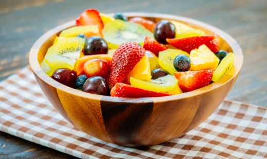 Rica em fibras e antioxidantes, a fruta ajuda na firmeza da pele e no trânsito intestinal