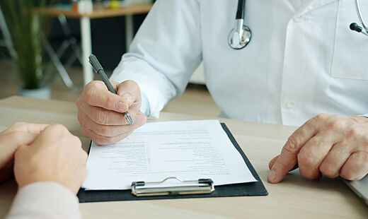 Nos procedimentos médicos sequenciais como, quimioterapia, radioterapia e medicamentos para controle de efeito colateral, a lei proíbe que haja interrupção