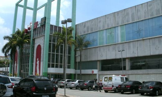 Nas imagens, o autor passeia pelos corredores do shopping relembrando espaços que fizeram parte da infância e adolescência de muitos paulistanos