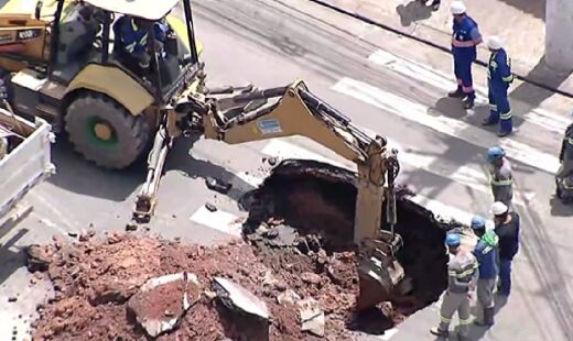 Estrada foi totalmente interditada e há desvios para auxiliar no trânsito