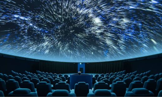 Apresentação, conduzida pelo astrofísico Marcelo Rubinho, aborda como a astronomia estuda não apenas a luz, mas também a escuridão do cosmos