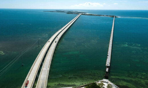 Localizada no sul da Flórida, nos Estados Unidos, a estrada Overseas Highway é uma rodovia de impressionar qualquer um, lembrando até um cenário de cinema