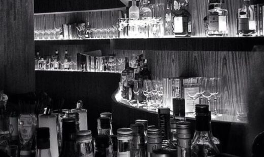 Clima noir lembra cenário de filmes.