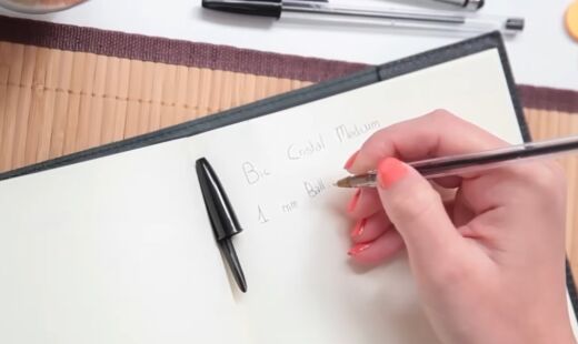 O buraco na tampa da caneta serve para restaurar o equilíbrio de pressão entre o interior e o exterior da caneta