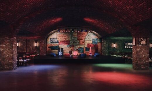 Originário de Liverpool, o local já recebeu nomes como Beatles, Rolling Stones e Oasis