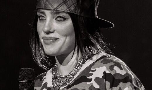 Billie Eilish caiu após ser puxada por fã
