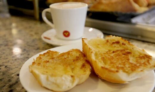 Combinação de pão com manteiga na chapa e café coado foi a que mais oscilou entre os itens combinados