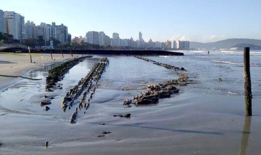 Destroços do Kestrel, embarcação que naufragou há 130 anos, voltaram a ficar visíveis na Praia da Aparecida com a maré baixa